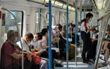 Des passagers du métro de Wuhan le 28 septembre 2020
