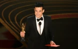 Rami Malek reçoit l'Oscar du meilleur acteur pour son rôle de Freddie Mercury dans le biopic "Bohemian Rhapsody" consacré au chanteur du groupe Queen, le 24 février 2019 à Hollywood