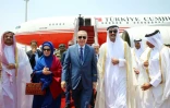 Le président turc Recep Tayyip Erdogan (C) et sa femme Emine Erdogan, accueillis à Doha par l'émir cheikh du Qatar Tamim bin Hamad Al-Thani (D), le 24 juillet 2017 (photo fournie par le service de presse de la présidence turque)