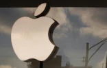 Le logo d'Apple dans un magasin le 28 novembre 2022 à Chicago, Illinois