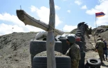 Des soldats à la frontière entre l'Arménie et l'Azerbaïdjan, le 18 juin 2021 à Sotk, en Arménie