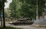 Un char ukrainien dans une rue de Severodonetsk pendant des tirs de mortier, le 18 mai 2022 en Ukraine