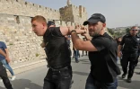 Les forces de sécurité israéliennes interpellent un Palestinien lors des funérailles de la journaliste Shireen Abu Akleh dans la Vieille Ville de Jérusalem, le 13 mai 2022