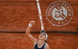 La Tchèque Barbora Krejcikova après sa victoire sur la Grecque Maria Sakkari en demi-finale de Roland-Garros, le 10 juin 2021