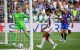 Catarina Macario (d) marque le troisième but lyonnais contre Barcelone en finale de la Ligue des champions, le 21 mai 2022 à Turin  