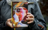 La "Bible des femmes" publiée par une vingtaine de théologiennes, dans les mains d'une des auteures le 20 novembre 2018 à Genève