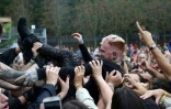Le chanteur britannique Frank Carter porté par ses fans lors du destival Rock en Sein à Sainnt-Cloud, près de Paris, le 25 août 2017