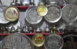 Des plats et assiettes gravés dans une boutique des souks de la médina de Tunis, le 7 décembre 2023