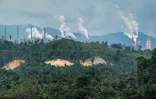 Les fumées du parc industriel de Weda Bay, centre de traitement et de fusion du nickel, sur l'île de Halmahera, dans le nord des Moluques, le 13 avril 2025 en Indonéside