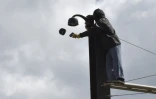 Un "casseur" masqué casse une caméra de surveillance le 28 avril 2016 à Nantes