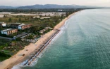 Vue aérienne de brise-lames en bois devant l'hôtel Pullman Khao Lak dans la province de Phang Nga, dans le sud de la Thaïlande, le 25 décembre 2024, à la veille du 20e anniversaire du tsunami de 2004