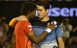 La Canadien Milos Raonic (d) donne une accolade à Gaël Monfils, éliminé par le Canadien en quarts de finale de l'Open d'Australie, le 27 janvier 2016 à Melbourne 