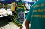 Un militant du Congrès national africain (ANC) portant l'image de Nelson Mandela le 8 janvier 2022 à Polokwane en Afrique du sud
