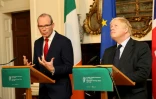 Le ministre des affaires étrangères irlandais Simon Coveny et le chef de la diplomatie britannique Boris Johnson lors d'une conférence de presse à Dublin, le 17 novembre 2017