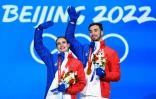 Le couple en or Gabriella Papadakis-Guillaume Cizeron sur la haute marche du podium de la danse sur glace aux Jeux de Pékin, le 14 février 2022