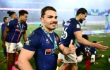 Antoine Dupont et ses coéquipiers célèbrent leur victoire lors de la finale du tournoi de rugby à VII de Los Angeles contre la Grande-Bretagne, à Carson, le 3 mars 2024