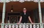 Greg Schene, le maire de Berkeley Springs, en Virginie-occidentale, pose le 31 juillet 2025