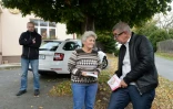 Le miliardaire tchèque Andrej Babis signe un autographe lors d'un débat pendant la campagne électorale, le 4 octobre 2017 à Vsetaty, près de Prague