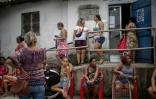 Des femmes font la queue pour une distribution de nourriture dans une favela de Rio de Janeiro, le 7 avril 2020 au Brésil