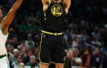 Klay Thompson shoote lors de la victoire des Golden State Warriors face aux Celtics dans le match N.4 de la finale NBA, le 10 juin 2022 à Boston.