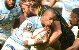 Le centre du Racing 92 Gaël Fickou est plaqué par un joueur biarrot, lors de leur match de Top 14, le 18 septembre 2021 au Stade d'Aguilera à Biarritz