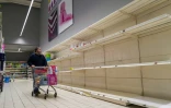 Des rayons de papier toilette vides, le 16 mars 2020 dans un supermarché de Pfastatt, dans le Haut-Rhin, pendant l'épidémie du nouveau coronavirus