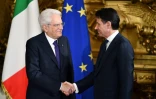 Le nouveau Premier ministre italien Giuseppe Conte (D) serre la main du Président italien Sergio Mattarella à Rome le 1er juin 2018