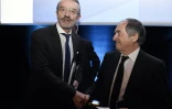 Le président de la Ligue de football professionnel Frédéric Thiriez (g) serre la main de son homologue de la Fédération française de football Noel Le Graet, le 12 décembre 2015 à Paris