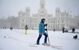 Un homme à ski à Madrid après d'exceptionnelles chutes de neige, le 9 janvier 2021