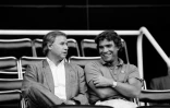 Michel Hidalgo plaisante avec le président de l'OM Bernard Tapie lors du match contre le Racing Club de Paris au Parc des Princes, le 15 août 1986