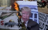 Des Indonésiens brûlent une photo du Président américain Donald Trump lors d'une manifestation contre la reconnaissance de Jérusalem comme capitale d'Israël  à Banda Aceh (Indonésie) le 10 décembre 2017