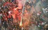 Des supporters hongrois lancent des fumigènes lors du match entre l'Islande et la Hongrie le 18 juin 2016 au stade Vélodrome à Marseille (sud)