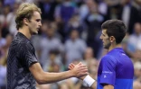 Le Russe Alexander Zverev félicite le Serbe Novak Djokovic, après sa victoire en demi-finale de l'US Open, le 10 septembre 2021 à New York