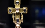 Détail d'un crucifix du "Trésor des Guelfes", une des plus grandes collections d'art religieux du Moyen Age, exposé au musée des arts décoratifs de Berlin le 24 février 2015