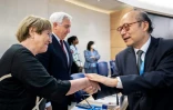 La Haute-Commissaire de l'ONU aux droits de l'homme, Michelle Bachelet, est saluée par l'ambassadeur chinois à l'ONU, Chen Xu (d), à la veille de sa fin de mandat, le 30 août 2022 à Genève