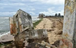 Les ruines de la sous-préfecture sur le rivage de de la lagune de Grand-Lahou, le 15 octobre 2015 en Côte d'Ivoire