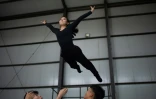 Des élèves d'une école de cirque s'entraînent à Oulan-Bator, le 4 septembre 2023 en Mongolie