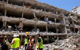 Des secouristes israéliens devant un bâtiment détruit après une frappe iranienne, le 22 juin 2025 à Tel-Aviv 