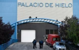 Des policiers devant une patinoire transformée en morgue, le 23 mars 2020 à Madrid