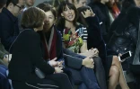 L'épouse du Premier ministre britannique David Cameron, Samantha Cameron, parmi les invités au défilé Christopher Kane à la Fashion Week de Londres le 22 février 2016
