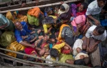 Des réfugiés rohingyas de Birmanie arrivent par bateau à Shah Parir Dwip, le 12 septembre 2017 au Bangladesh