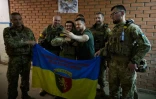 Le président ukrainien Volodymyr Zelensky fait un selfie avec des soldats lors de sa visite sur la ligne de front, dans l'est de l'Ukraine, selon cette photo diffusée le 6 juin 2022 par la présidence