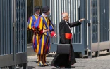 Le cardinal colombien Jorge Enrique Jimenez Carvajal (d) arrive au Vatican, le 30 avril 2025