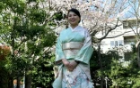 Une touriste néerlandaise, Ruby Francisco, en kimono le 30 mars 2018 dans un jardin de Tokyo