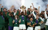 Le capitaine sud-africain Siya Kolisi soulève la coupe Webb Ellis au milieu de ses coéquipiers après la victoire des Springboks en finale de la Coupe du monde face à l'Angleterre le 2 novembre 2019