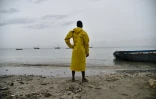 Un pêcheur haïtien regarde la mer sur une plage de Leogane, au sud-ouest de Port-au-Prince avant l'arrivée de l'ouragan Matthew