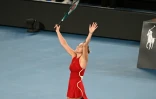 La joueuse de tennis bélarusse Aryna Sabalenka célèbre sa victoire en finale de l'Open d'Australie contre la Chinoise Zheng Qinwen à Melbourne le 27 janvier 2024