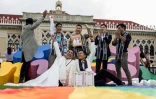 Des membres de la communauté LGBTQ célèbrent le vote final du Sénat sur le projet de loi sur le mariage homosexuel, le 18 juin 2024 à Bangkok, en Thaïlande