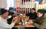 Des hommes prennent un repas dans un café  de Paris, non officieux d'un village au Kirghizstan, le long de la seule route reliant le sud et le nord du pays, le 22 janvier 2025