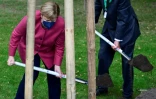 La chancelière Angela Merkel et le maire de Templin, Detlef Tabbert, creusent le sol pour y planter un tilleul, le 10 septembre 2021, à l'occasion du 750ème anniversaire de la ville où a grandi Mme Merkel